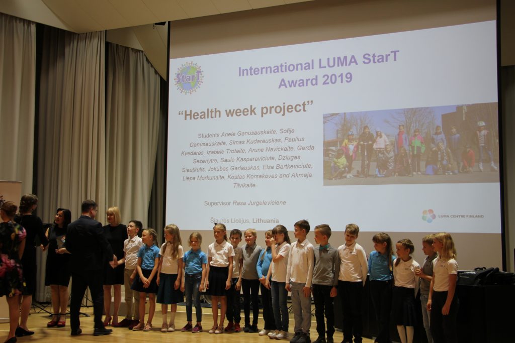 The Lithuanian "Health Week" project team receiving their award from the Chair of the LUMA Cantre Finland, prof. Jan Lundell.