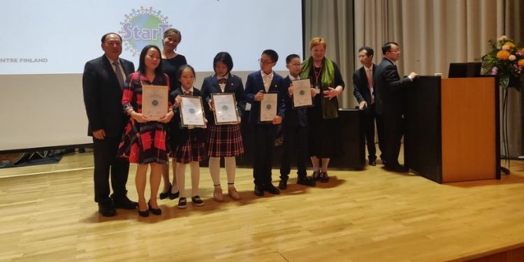 A learning community getting their award in international LUMA StarT Awards