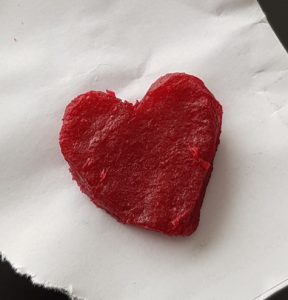biomuovista tehty punainen sydän.